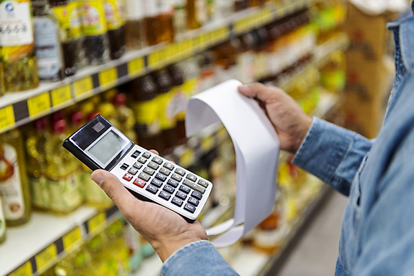 포토 JPG 남자 40대 중년 실내 한명 들기 상반신 옆모습 아웃포커스 쇼핑 장보기 한국인 계산기 계산 식용유 가격 확인 진열장 마트 영수증 가격비교 중년남자한명만 국내포토 1 뷰포인트 모션 문구용품 촬영기법 사람 동양인 성인 내부 금융 상점 장비 비교 기름_음식 남자한명만 중년남자만 파일형식