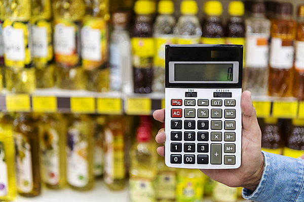 포토 JPG 손 실내 들기 아웃포커스 신체부위 쇼핑 장보기 계산기 계산 식용유 가격 진열장 마트 보여주기 국내포토 모션 문구용품 촬영기법 사람 내부 상점 장비 기름_음식 파일형식