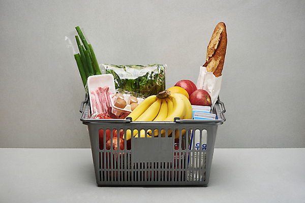 포토 JPG 스튜디오촬영 음식 회색배경 양파 바나나 실내 사람없음 쇼핑 장보기 계란 우유 바게트 장바구니 오브젝트 담기 삼겹살 파 시금치 식자재 인플레이션 국내포토 빵 백그라운드 채소 과일 모션 유제품 돼지고기 내부 경제 바구니 알 회색 파일형식