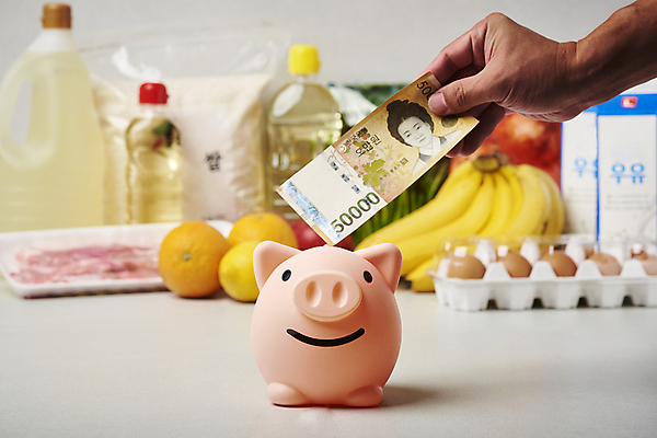 포토 백그라운드 지폐 돈 과일 모션 유제품 실내 돼지고기 사람 내부 신체부위 금융 경제 알 회색 저금통 기름_음식 파일형식 장보기 오렌지 넣기 들기 저축 손 오만원 식용유 바나나 우유 삼겹살 계란 돼지저금통 JPG 스튜디오촬영 인플레이션 오브젝트 회색배경 음식 식자재 국내포토