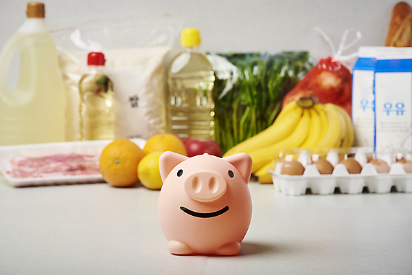 포토 JPG 스튜디오촬영 음식 오렌지 회색배경 양파 바나나 실내 사람없음 계란 우유 돼지저금통 쌀 식용유 오브젝트 삼겹살 시금치 식자재 인플레이션 국내포토 백그라운드 채소 과일 유제품 곡류 돼지고기 내부 경제 알 회색 저금통 기름_음식 파일형식