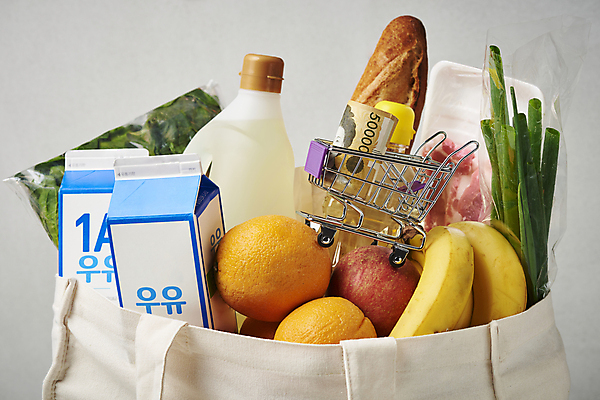 포토 JPG 스튜디오촬영 음식 지폐 오렌지 회색배경 바나나 실내 사람없음 쇼핑 장보기 쇼핑카 미니어처 우유 식용유 사과 바게트 장바구니 오브젝트 담기 삼겹살 파 시금치 오만원 식자재 에코백 인플레이션 국내포토 빵 백그라운드 돈 채소 가방 과일 모션 유제품 돼지고기 내부 경제 바구니 모형 카트 회색 기름_음식 에코 파일형식