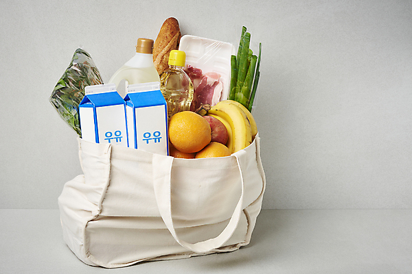 포토 JPG 스튜디오촬영 음식 오렌지 회색배경 바나나 실내 사람없음 쇼핑 장보기 우유 식용유 바게트 가득함 장바구니 오브젝트 담기 삼겹살 파 시금치 식자재 에코백 인플레이션 국내포토 빵 백그라운드 채소 가방 과일 모션 유제품 돼지고기 내부 경제 바구니 회색 기름_음식 에코 파일형식