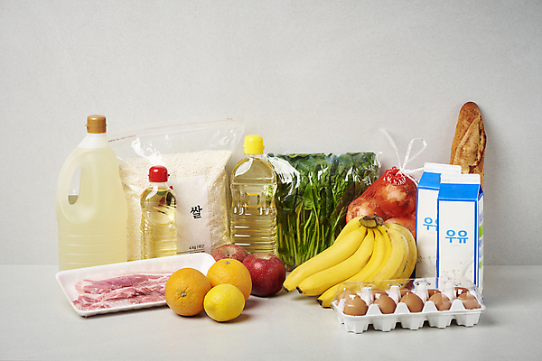 포토 JPG 스튜디오촬영 음식 오렌지 식재료 회색배경 양파 바나나 실내 사람없음 계란 우유 쌀 식용유 사과 바게트 레몬 오브젝트 삼겹살 시금치 식자재 인플레이션 국내포토 빵 백그라운드 채소 과일 유제품 곡류 돼지고기 내부 경제 알 회색 기름_음식 파일형식