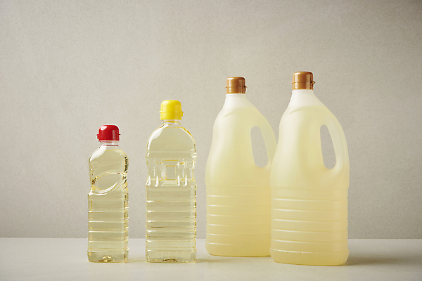 포토 JPG 스튜디오촬영 회색배경 실내 사람없음 여러개 비교 식용유 오브젝트 기름값 인플레이션 국내포토 다수 백그라운드 컨셉 내부 경제 회색 기름_음식 가격 파일형식