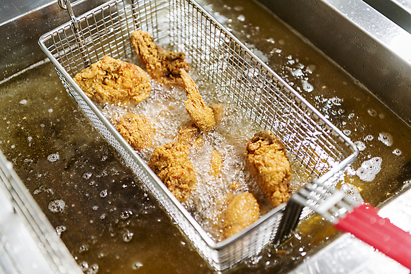 포토 JPG 실내 사람없음 주방 치킨 거품 튀김 식용유 튀김망 튀김기 국내포토 음식 주방용품 내부 조리도구 기름_음식 닭고기요리 파일형식