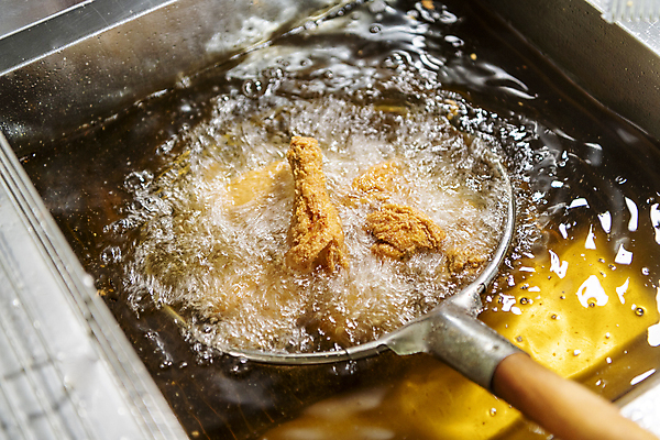 포토 JPG 실내 사람없음 주방 치킨 거품 튀김 식용유 튀김망 튀김기 국내포토 음식 주방용품 내부 조리도구 기름_음식 닭고기요리 파일형식