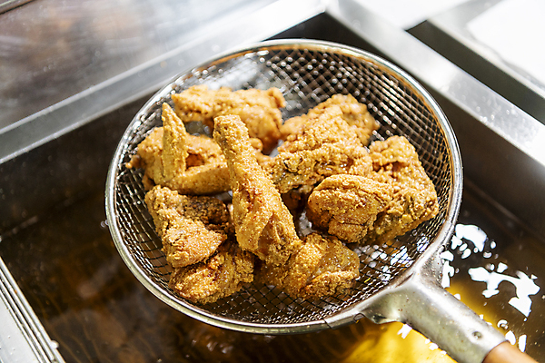 포토 JPG 실내 사람없음 주방 치킨 튀김 식용유 보여주기 튀김망 튀김기 국내포토 음식 모션 주방용품 내부 조리도구 기름_음식 닭고기요리 파일형식