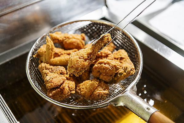 포토 JPG 실내 들기 사람없음 주방 치킨 튀김 식용유 보여주기 주방용집게 튀김망 튀김기 국내포토 음식 모션 주방용품 집게 내부 조리도구 기름_음식 닭고기요리 파일형식