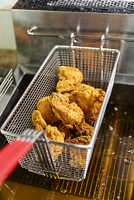 포토 JPG 실내 사람없음 주방 치킨 튀김 식용유 소프트포커스 튀김망 튀김기 국내포토 음식 주방용품 촬영기법 내부 조리도구 기름_음식 닭고기요리 파일형식