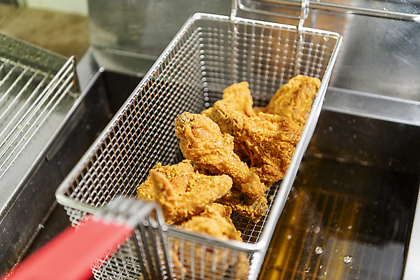 포토 JPG 실내 사람없음 주방 치킨 튀김 식용유 소프트포커스 튀김망 튀김기 국내포토 음식 주방용품 촬영기법 내부 조리도구 기름_음식 닭고기요리 파일형식