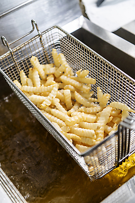 포토 JPG 실내 들기 사람없음 주방 튀김 감자튀김 식용유 튀김망 튀김기 국내포토 음식 모션 주방용품 감자 내부 조리도구 기름_음식 파일형식