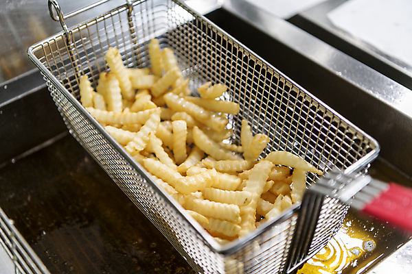 포토 JPG 실내 들기 사람없음 주방 튀김 감자튀김 식용유 소프트포커스 튀김망 튀김기 국내포토 음식 모션 주방용품 감자 촬영기법 내부 조리도구 기름_음식 파일형식