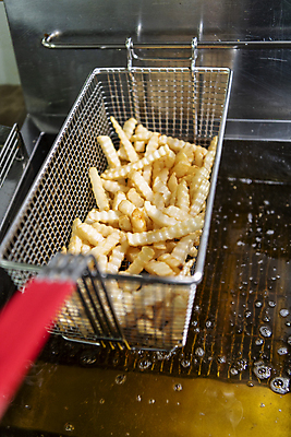 포토 JPG 실내 들기 사람없음 주방 튀김 감자튀김 식용유 소프트포커스 튀김망 튀김기 국내포토 음식 모션 주방용품 감자 촬영기법 내부 조리도구 기름_음식 파일형식