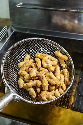 포토 JPG 실내 사람없음 주방 튀김 식용유 탕수육 보여주기 튀김망 튀김기 국내포토 음식 모션 주방용품 내부 중식 조리도구 기름_음식 파일형식