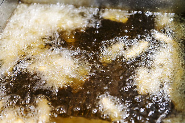 포토 JPG 실내 사람없음 주방 거품 튀김 식용유 요리중 탕수육 넣기 튀김기 국내포토 음식 모션 주방용품 내부 중식 기름_음식 파일형식