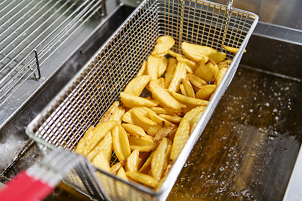 포토 JPG 실내 들기 사람없음 주방 튀김 감자튀김 식용유 소프트포커스 웨지감자 튀김망 튀김기 국내포토 음식 모션 주방용품 감자 촬영기법 내부 조리도구 기름_음식 감자요리 파일형식