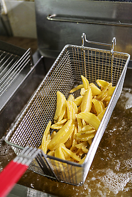 포토 JPG 실내 들기 사람없음 주방 거품 튀김 감자튀김 식용유 소프트포커스 웨지감자 튀김망 튀김기 국내포토 음식 모션 주방용품 감자 촬영기법 내부 조리도구 기름_음식 감자요리 파일형식