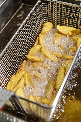 포토 JPG 실내 사람없음 주방 거품 튀김 감자튀김 식용유 요리중 넣기 웨지감자 튀김망 튀김기 국내포토 음식 모션 주방용품 감자 내부 조리도구 기름_음식 감자요리 파일형식