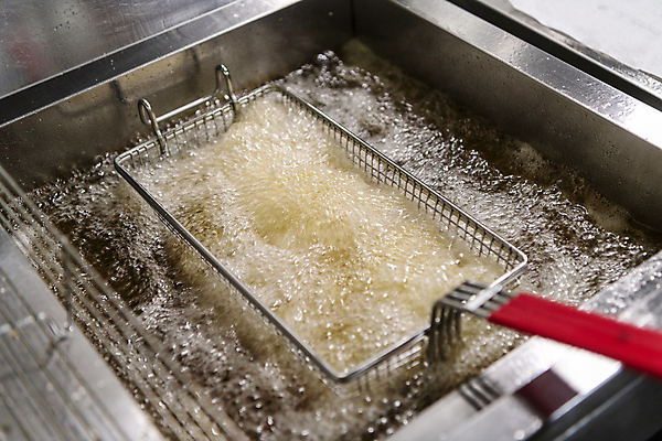 포토 JPG 실내 사람없음 주방 거품 튀김 식용유 요리중 넣기 튀김망 튀김기 국내포토 음식 모션 주방용품 내부 조리도구 기름_음식 파일형식