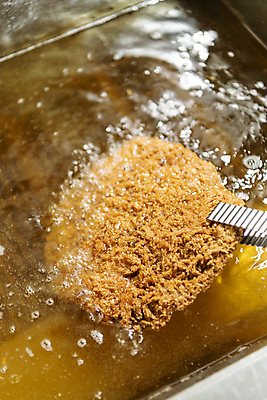 포토 JPG 실내 사람없음 주방 거품 튀김 잡기 돈가스 식용유 요리중 넣기 주방용집게 튀김기 국내포토 음식 모션 주방용품 집게 내부 커틀릿 기름_음식 파일형식