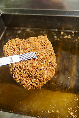 포토 JPG 실내 들기 사람없음 주방 튀김 잡기 돈가스 식용유 주방용집게 튀김기 국내포토 음식 모션 주방용품 집게 내부 커틀릿 기름_음식 파일형식