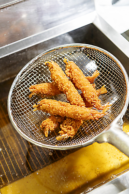 포토 JPG 실내 사람없음 주방 튀김 식용유 새우튀김 보여주기 튀김망 튀김기 국내포토 음식 모션 주방용품 새우 내부 조리도구 기름_음식 파일형식