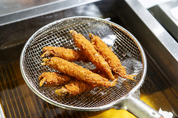 포토 JPG 실내 사람없음 주방 튀김 식용유 새우튀김 보여주기 튀김망 튀김기 국내포토 음식 모션 주방용품 새우 내부 조리도구 기름_음식 파일형식
