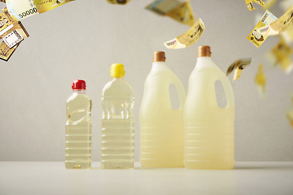 포토 스튜디오촬영 PSD 지폐 회색배경 날리기 실내 사람없음 식용유 오브젝트 오만원 기름값 인플레이션 흩날리기 국내포토 백그라운드 돈 모션 내부 경제 회색 기름_음식 가격 파일형식