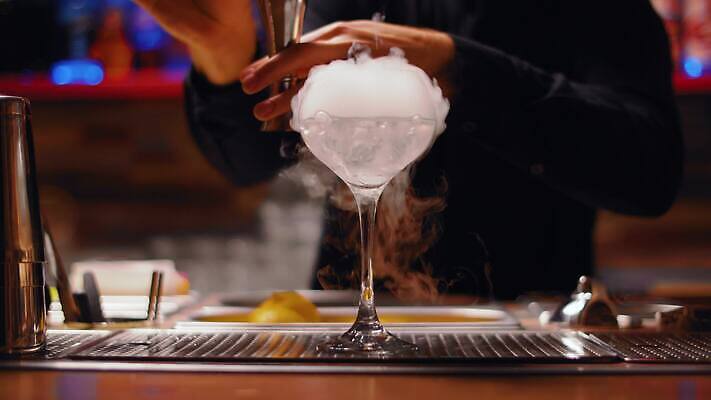 백인 직업 라이프스타일 남자 음료 비즈니스 유리 놀이 기념 실내 사람 파티 알코올 칵테일 바 투명 액체 야간 수증기 클럽 준비 만들기 바텐더 유흥 현실 효과 4K MP4 해외동영상 클립영상 자연요소 서양인 모션 재질 주류 이벤트 내부 생활 동영상 파일형식