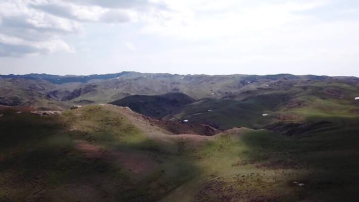 식물 구름 아시아 도로 여행 백그라운드 밭 자연 하늘 바람 산 안테나 그림자 풍경 초원 사람없음 야외 초록색 물 여름 파란색 강 태양 계곡 일몰 광선 시골 정상 땅 언덕 속도 내추럴 드론 스텝 오프로드 조감도 카자흐스탄 수평선 4K 알마티 MP4 해외동영상 클립영상 자연요소 계절 나라 길 컬러 농업 통신 교통시설 날씨 노을 생태계 동영상 파일형식