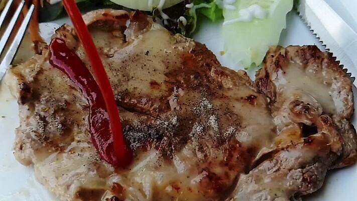 접시 음식 잎 채소 재료 부분 거리 감자 육류 돼지고기 스테이크 요리 비프스테이크 사람없음 초록색 식당 검은색 식사 저녁식사 소고기 흰색 신선 맛 그릴 바비큐 굽기 허리 향신료 준비 후추 느림 갈비뼈 점심식사 단백질 등심 정육점 맛있는 MP4 해외동영상 슬로모션 클립영상 식물 식기 컬러 컨셉 식재료 주방용품 뼈 서양음식 촬영기법 신체부위 상점 구이 동영상 영양소 향미료 파일형식