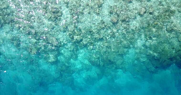 주간 구름 행복 바다 백그라운드 함께함 해변 사람없음 파란색 흰색 크리스탈 암초 4K MOV 해외동영상 클립영상 자연요소 감정 컬러 컨셉 광석 동영상 파일형식