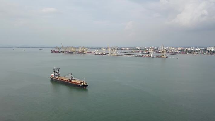 산업 교통수단 바다 비즈니스 교통시설 안테나 사람없음 야외 물 금융 경제 하이앵글 항구 글로벌비즈니스 장비 거래 화물 도시 큼 컨테이너 상업 물류 항공촬영 개발 분배 조감도 터미널 4K MOV 해외동영상 클립영상 자연요소 뷰포인트 교통 통신 글로벌 운송업 크기 시설 동영상 파일형식