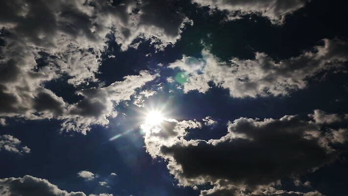 구름 컬러 백그라운드 자연 하늘 날씨 풍경 사람없음 야외 가로 여름 파란색 빛 햇빛 태양 우주 환경 흰색 전원 분위기 장면 천국 솜털 스카이라인 내추럴 오존 적란운 천창 유일 4K 타임랩스 MOV 해외동영상 클립영상 자연요소 계절 컨셉 촬영기법 전기에너지 생태계 동영상 파일형식 구름_자연