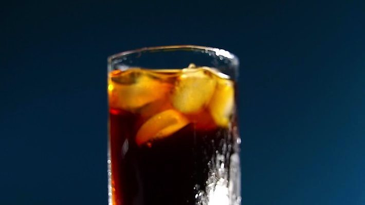 음료 백그라운드 모션 유리 주류 실내 사람없음 빨간색 물 파란색 반사 파티 냉동 얼음 활발 거품 젖음 에너지 추위 물방울 알코올 신선 칵테일 바 투명 달콤 떨어짐 이슬 시원함 갈증 레모네이드 큐브 오브젝트 싱글 상쾌 회전 콜라 고립 소다 MOV 해외동영상 클립영상 자연요소 감정 컬러 컨셉 재질 이벤트 내부 맛 탄산음료 동영상 에이드 파일형식