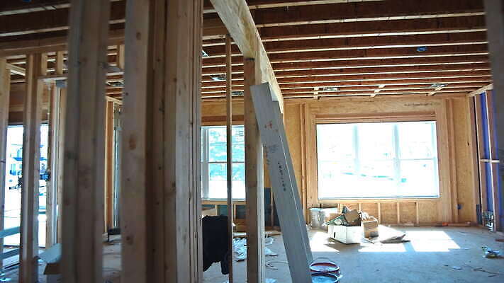 외관 산업 벽 캐나다 건축양식 지붕 새로움 아파트 주택 프레임 건설업 사람없음 내부 건물 목재 빛 미국 건설현장 수리 널 아래 뼈대 잡동사니 복원 설치 수목 합판 4K MOV 해외동영상 클립영상 나무 건축물 건축 컨셉 북아메리카 재료 방향 위치 동영상 파일형식