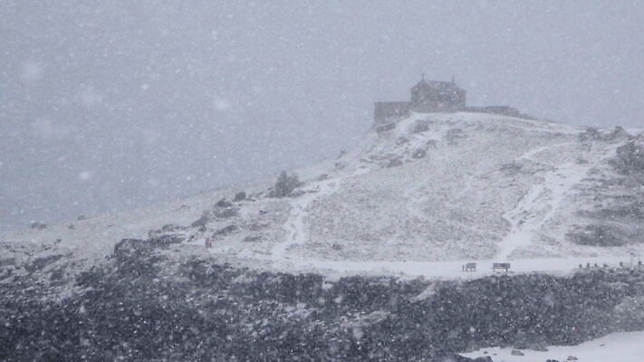 겨울 날씨 영국 잉글랜드 산 주택 사람없음 야외 건물 물 추위 시골 정상 산봉우리 눈보라 수평선 콘월 산맥 MOV 해외동영상 클립영상 자연요소 건축물 계절 유럽 눈_날씨 봉우리 동영상 파일형식