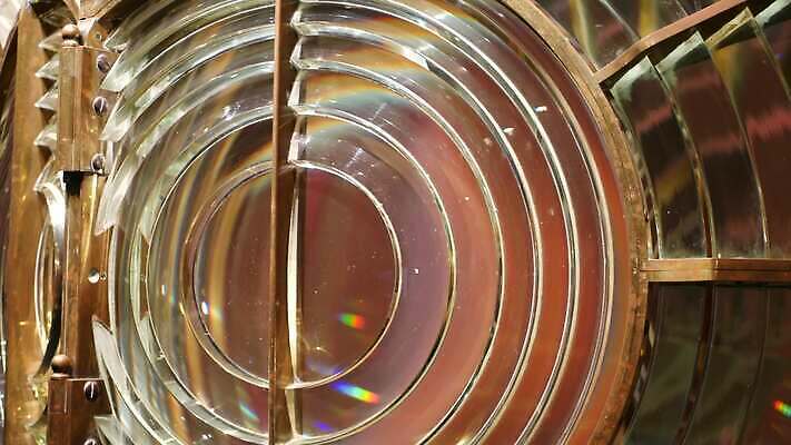 바다 상징 백그라운드 패턴 유리 추상 미래 주택 등대 항해 안전 사람없음 빛 반사 탑 금속 거울 장비 수확 골동품 등불 램프 원형 신호등 심볼 질감 복고 신호 캘리포니아 기하학 네비게이션 구식 놋쇠 스펙트럼 옛날 오리엔테이션 프리즘 광학 4K MP4 해외동영상 클립영상 도형 건축물 컨셉 무늬 농업 배_교통 재질 조명 건물 미국 동영상 광학기기 파일형식