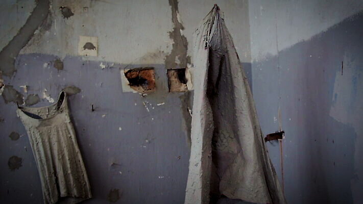 디자인 옷 벽 백그라운드 패턴 모션 추상 실내 미술 사람없음 내부 건물 장식 파란색 어둠 방 회색 추위 수확 죽음 도시 거친 분위기 균열 떨어짐 무서움 버리기 시멘트 그런지 돌리기 썩음 옛날 콘크리트 파멸 호러 MOV 해외동영상 슬로모션 클립영상 건축물 감정 컬러 컨셉 무늬 농업 문화예술 촬영기법 공포 동영상 파일형식 소멸