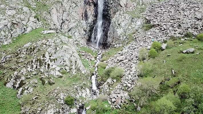 나무 여행 자연 휴가 산 안테나 사람없음 야외 초록색 물 강 골짜기 폭포 흐름 개울 황무지 정상 숲 언덕 암초 내추럴 드론 랜드마크 그리너리 키르기스스탄 MP4 해외동영상 클립영상 자연요소 식물 컬러 컨셉 통신 생태계 동영상 중앙아시아 파일형식 트랜드컬러