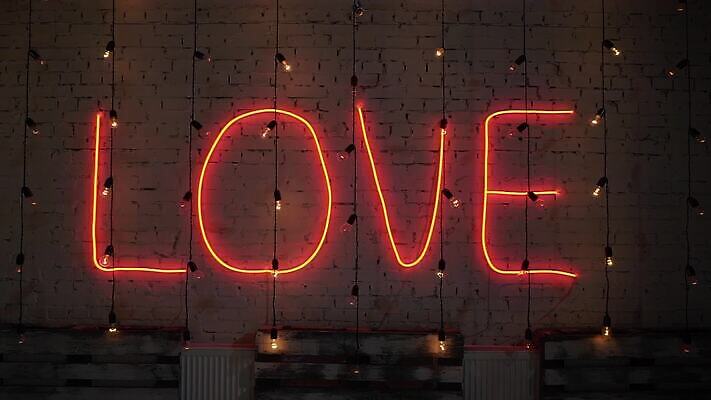 디자인 컨셉 전구 유리 조명 발렌타인데이 매달리기 사랑 미술 사람없음 내부 장식 빛 식당 어둠 힘 장비 에너지 수확 램프 투명 심볼 백열등 천장 복고 샹들리에 철사 빛망울 혁명 광 발명 텅스텐 필라멘트 MOV 해외동영상 클립영상 감정 농업 모션 데이이벤트 재질 문화예술 상점 원소 동영상 파일형식