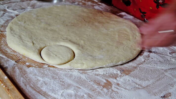 손 음식 가사 재료 탁자 주택 건강 요리 갈색 주방 빵집 흰색 신선 혼합 낟알 밀 굽기 책상 준비 반죽 만들기 밀가루 레시피 밀가루반죽 섞기 스터핑 제빵사 페스츄리 핸드메이드 HD MOV 해외동영상 클립영상 직업 빵 컬러 가구 모션 곡류 건물 신체부위 상점 가루 구이 동영상 파일형식