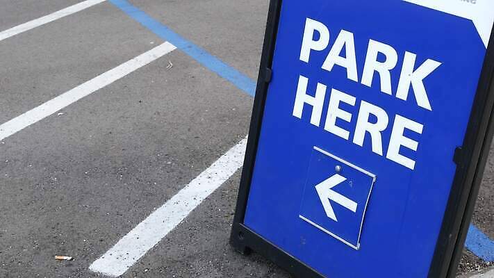 교통시설 자동차 거리 간판 사람없음 미국 도시 표지판 도심 주차 알림 심볼 사인 캘리포니아 공지사항 일반 제비 로스앤젤레스 산티아고 자동 비어있는 4K MP4 해외동영상 클립영상 육상교통 교통 북아메리카 조류 알림판 시설 동영상 파일형식