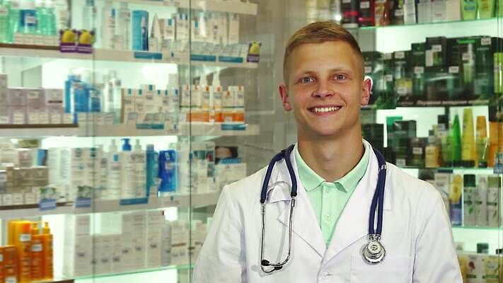 직업 1 남자 행복 성공 건강 한명 미소 사람 성인 금발 약 상점 의사 잡기 업무 닫기 치아 상품 약국 직원 주기 상담 패키지 조제 마약 소셜 약사 인원 화학약품 4K MOV 해외동영상 클립영상 헤어스타일 감정 컨셉 의학 모션 표정 의료진 작업 소화기관 화학 만들기 동영상 물질 파일형식