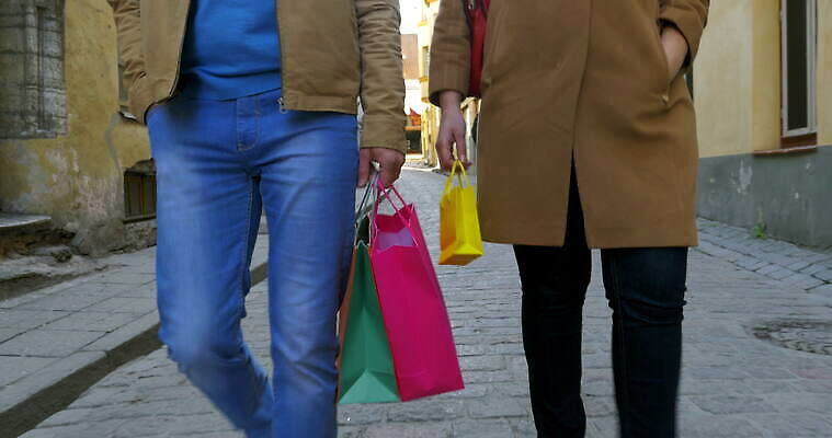 백인 커플 여자 남자 유럽 2 가방 가족 거리 함께함 사람 성인 야외 쇼핑 컬러풀 세일 상점 산책 짜증 도시 구매 싸움 소매 불만 쇼퍼홀릭 에스토니아 옛날 조언 4K MOV 해외동영상 클립영상 서양인 잡화 감정 나라 컬러 컨셉 관계 모션 휴식 동영상 파일형식