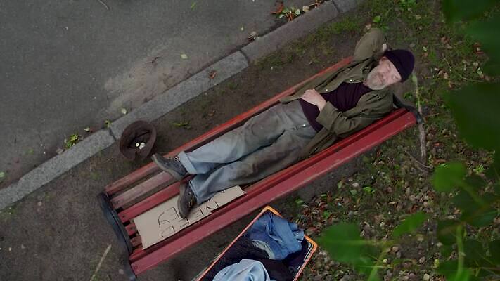 공원 벤치 가방 거리 한명 사람 야외 카트 추위 코트 도시 좌절 가난 버리기 문제 거지 구걸 노숙자 거짓말 옛날 우울증 헬프 4K MP4 해외동영상 클립영상 1 잡화 공공시설 감정 컨셉 의자 모션 외투 도움 질병 동영상 파일형식