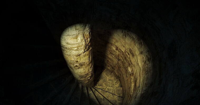 모양 패턴 곡선 건축양식 사다리 난간 벽돌 출입구 실내 나선형 그림자 미술 사람없음 내부 건물 빛 문 계단 탑 어둠 희망 소용돌이 오픈 원형 고리 중세 역사 터널 스포트라이트 미로 단계 종료 무한 옛날 지하실 4K MOV 해외동영상 클립영상 도형 건축물 건축 감정 길 선 무늬 문화예술 회오리 도구 동영상 파일형식