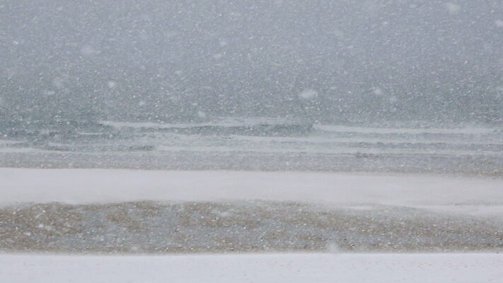 파도 바다 겨울 날씨 영국 잉글랜드 사람없음 야외 물 추위 시골 서핑 눈보라 수평선 콘월 MOV 해외동영상 클립영상 자연요소 계절 유럽 눈_날씨 수상스포츠 동영상 파일형식