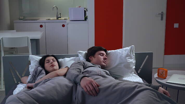 백인 커플 여자 남자 2 가족 관계 아침 휴식 아파트 주택 실내 사랑 사람 성인 내부 두명 평화 침실 침대 잠 플랫 담요 공포 7 거짓말 취침시간 4K MOV 해외동영상 클립영상 주간 서양인 감정 가구 컨셉 건물 숫자 동영상 파일형식